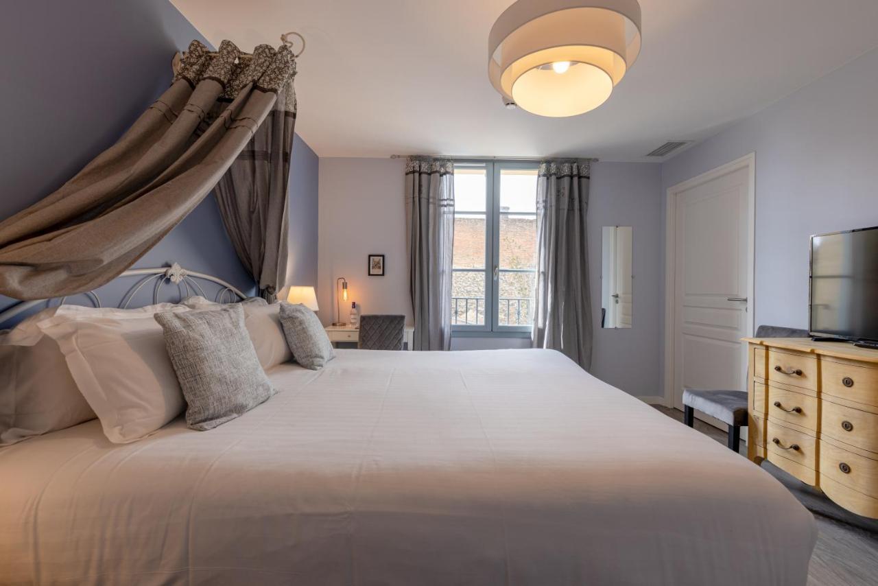 Hotel-Restaurant Des Augustins Saint Cyprien Bagian luar foto