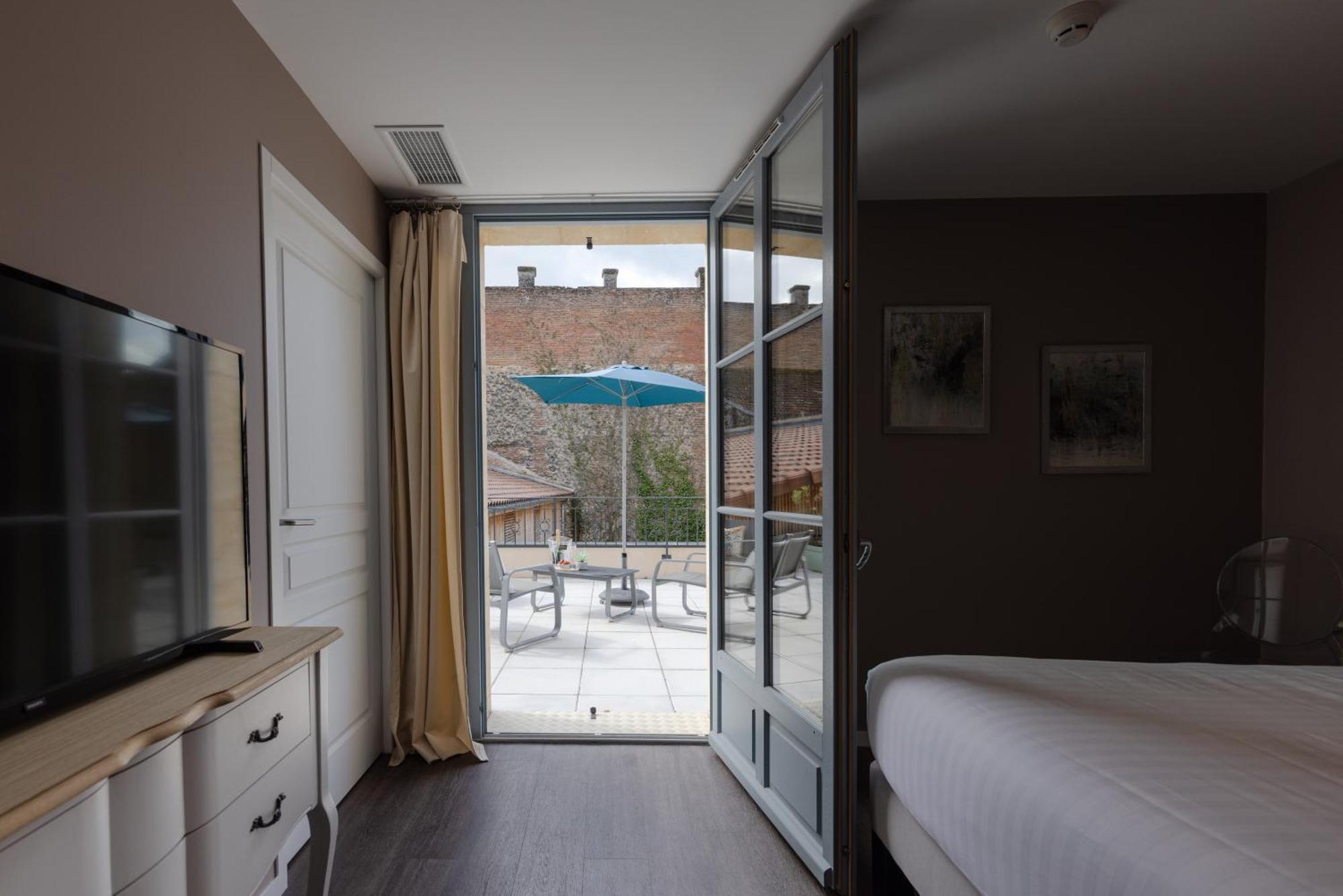 Hotel-Restaurant Des Augustins Saint Cyprien Bagian luar foto