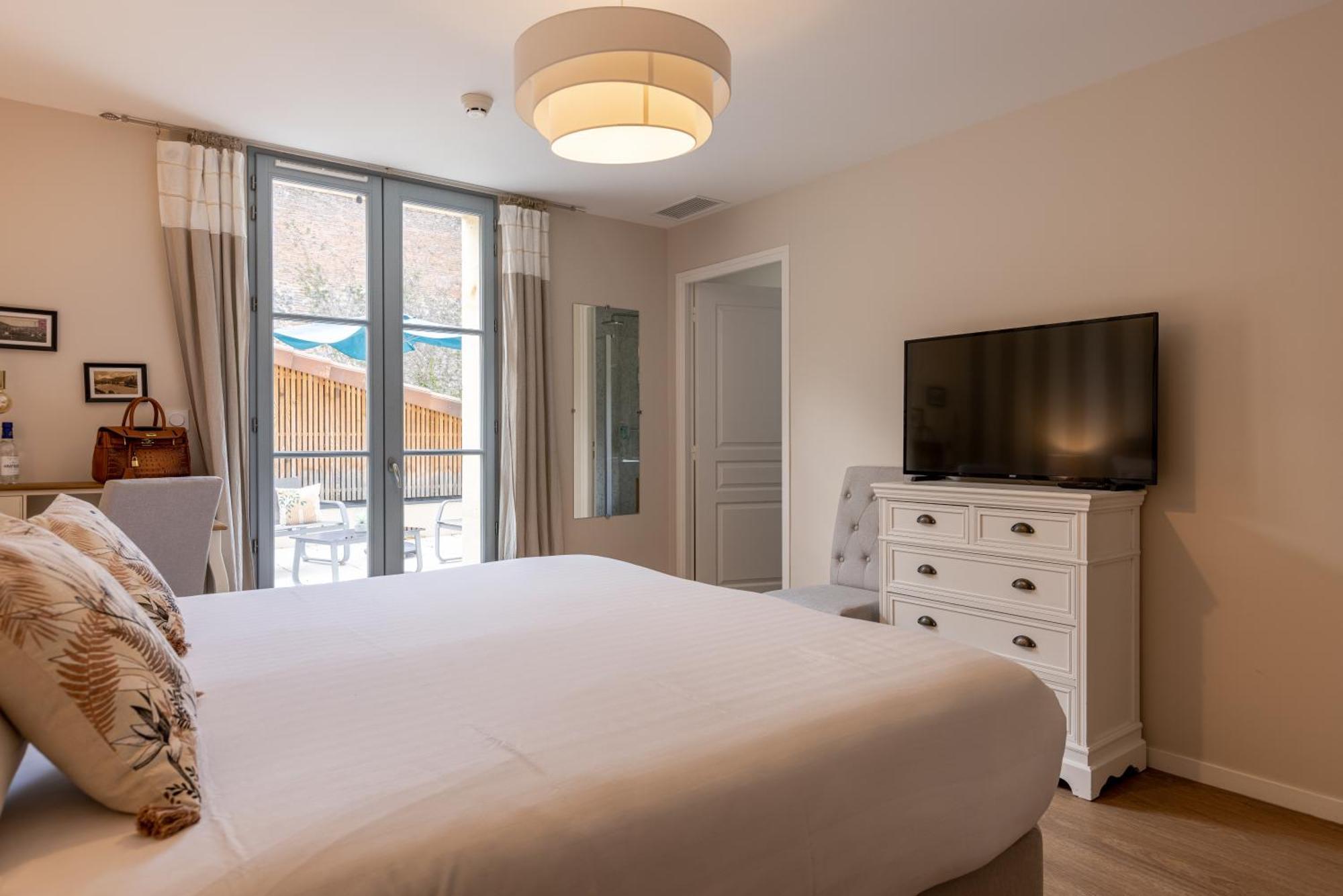 Hotel-Restaurant Des Augustins Saint Cyprien Bagian luar foto